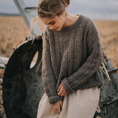 Свитер спицами женский